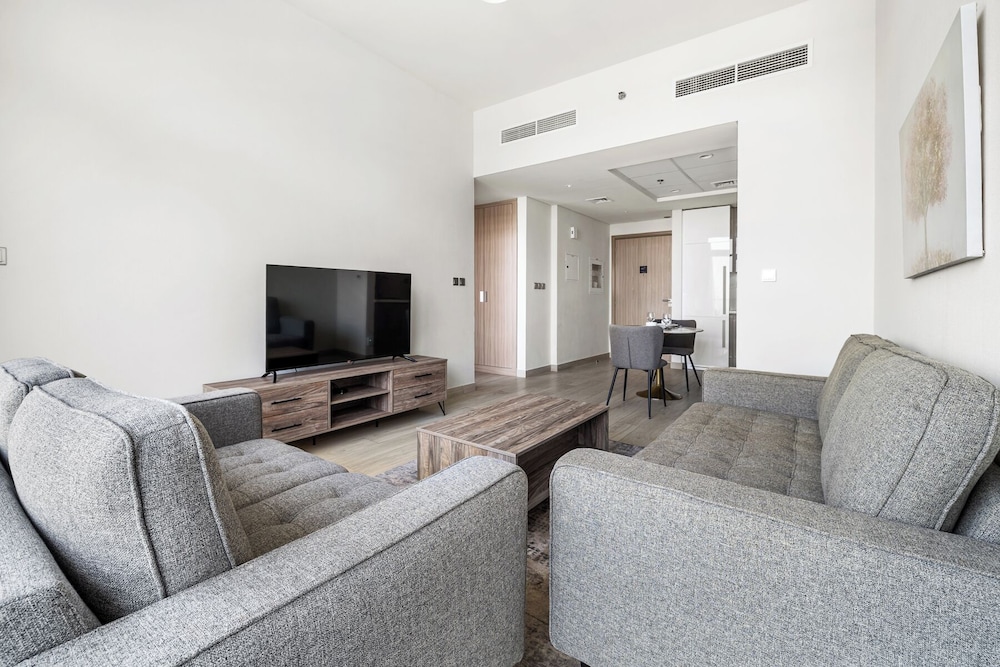 Cozy 1BR with Balcony Views