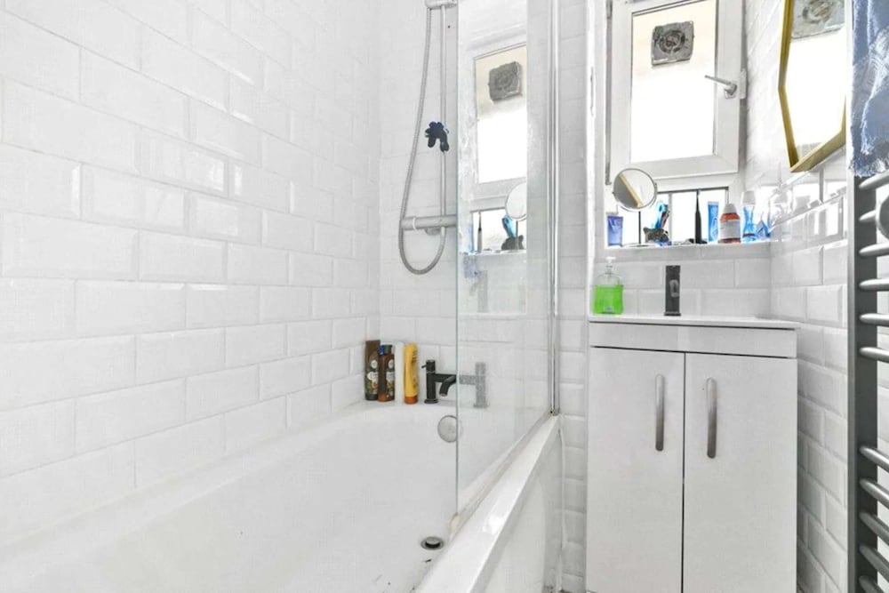 Spacious 4 Bedroom Apartment in Bethnal Green
