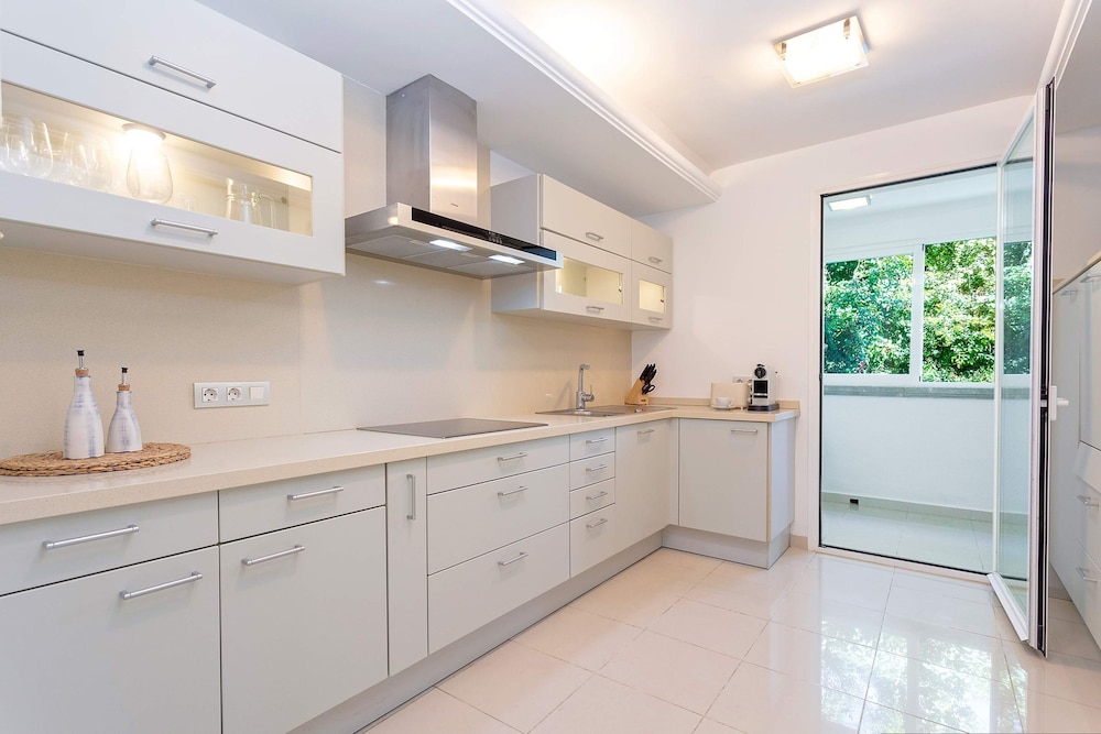Bright Apartment Front of Beach Guadalmansa Beach