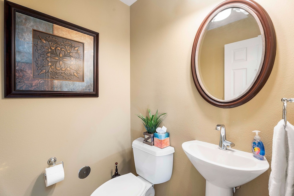 Spacious Corner Unit - Central AC - Vrkcv
