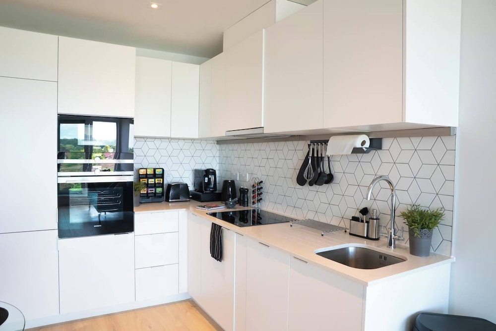 Tranquil London Apartment Near Coombe Hill House photo 2