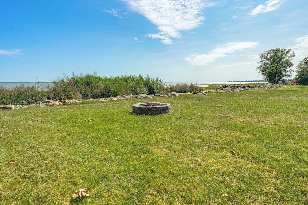 Lake & Lighthouse Views: Inviting Port Hope Home!