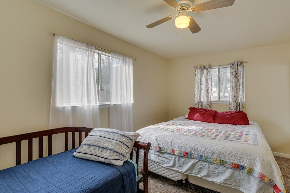 Charming Lakehead Cabin: Walk to Shasta Lake!