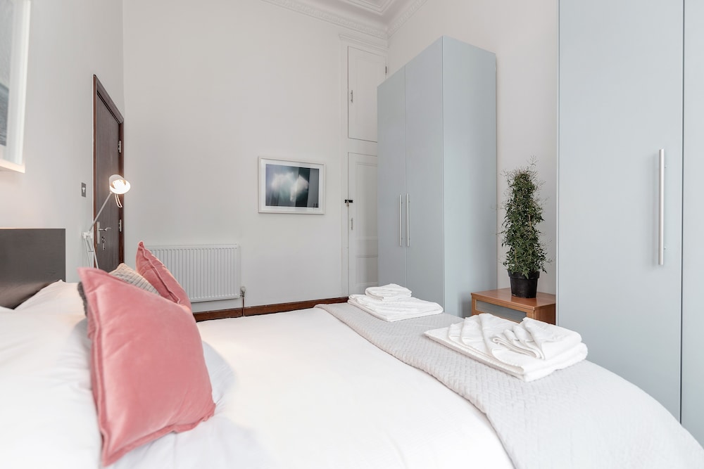 South Ken Apartment by BaseToGo