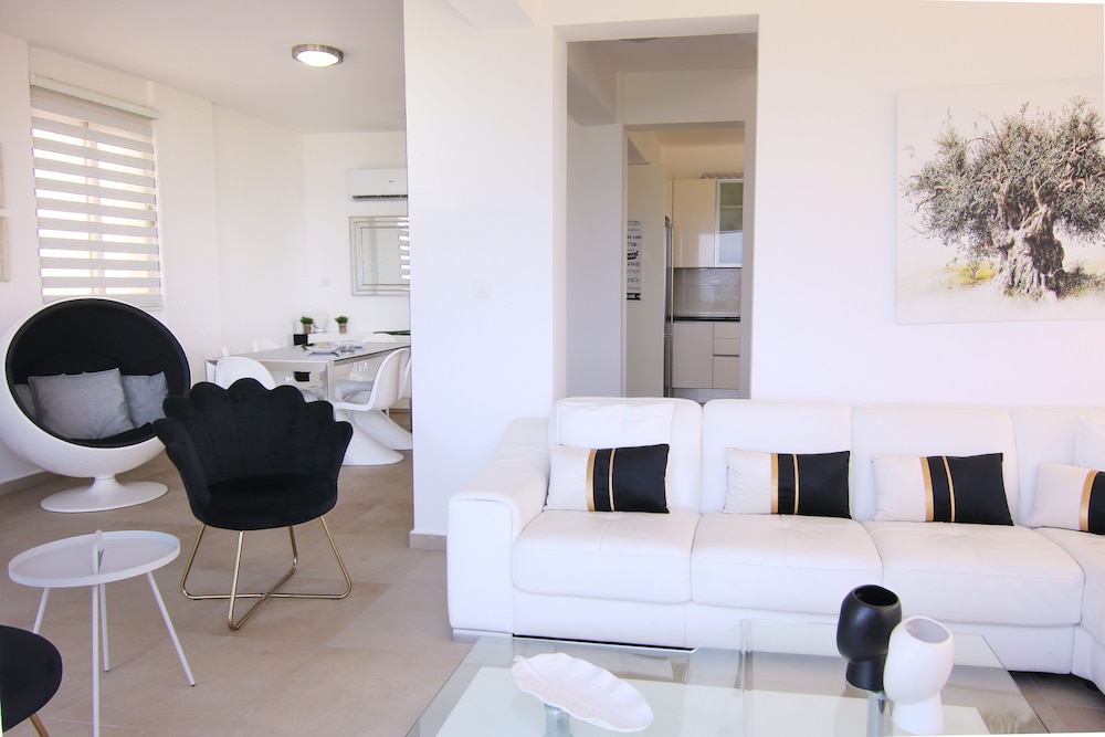 Phaedrus Living: Beachfront Villa Thalassa