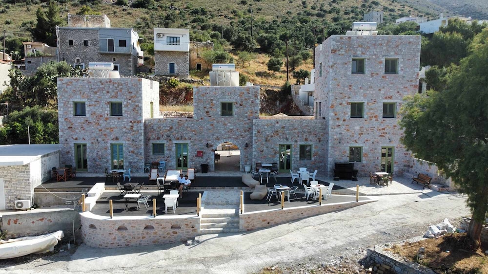 Arapis Rooms & Suites