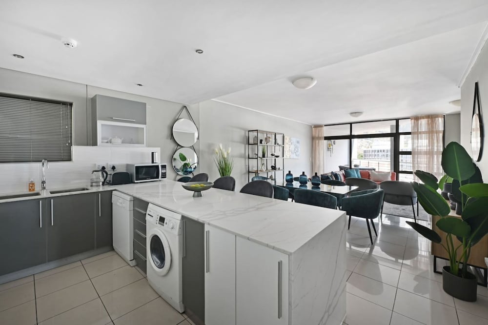Modern 3-bed Apt Designer Touch Mountain Views