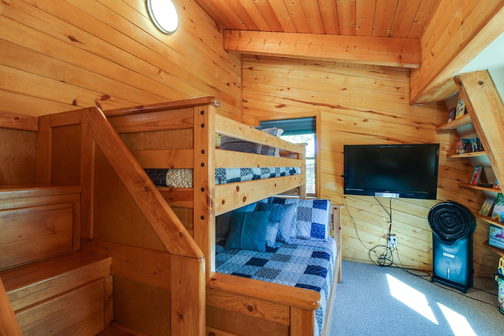 Hot Tub + Decks: Sherwood Forest Cabin