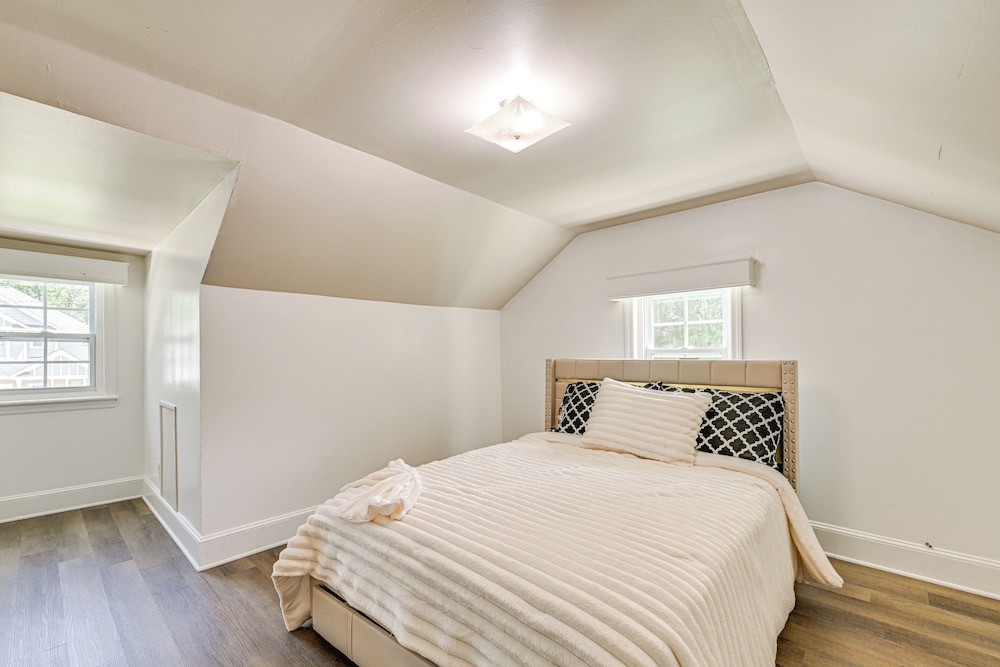 6 Mi to Dtwn: Charming Home w/ Yard in Charlotte