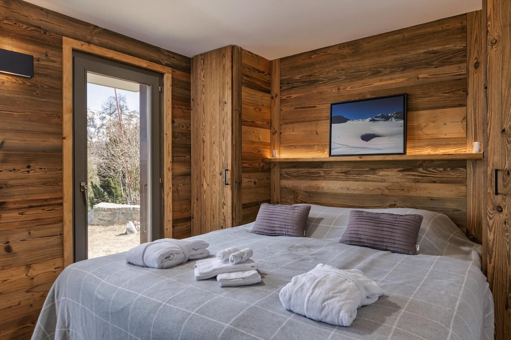 Chalet Capricorne -impeccable Ski in out Chalet With Sauna and Views