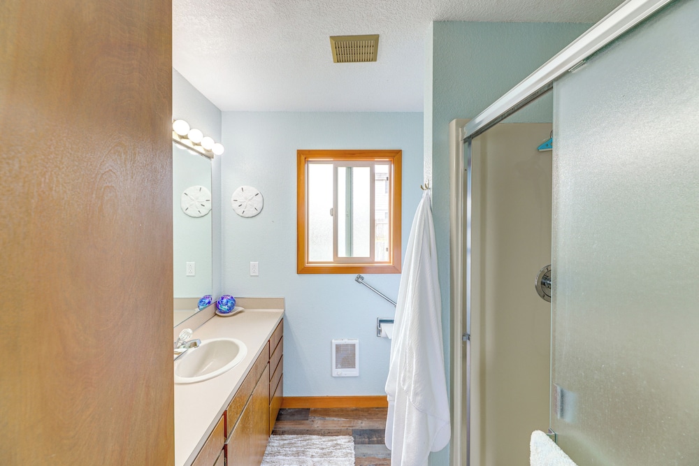 Walk to Beach: Dog-friendly Home in Lincoln City