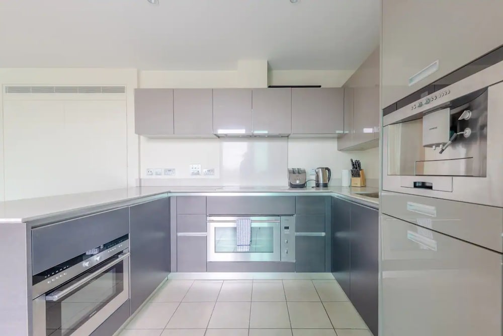 Gorgeous 3 Bedroom Flat in Vauxhall With City Views