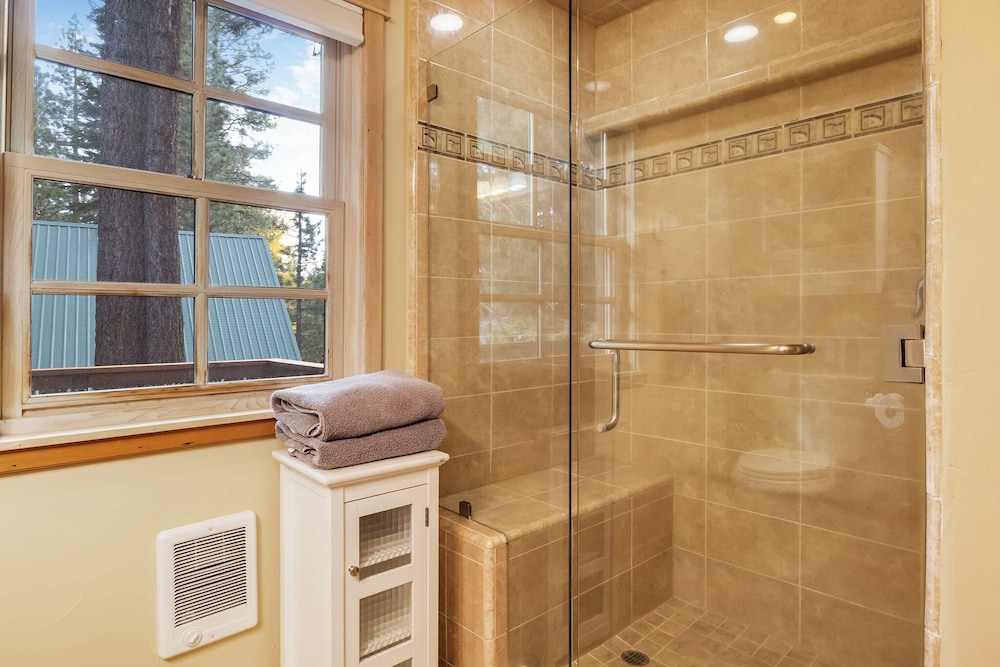 Tahoe Mountain Retreat Sleeps 12!