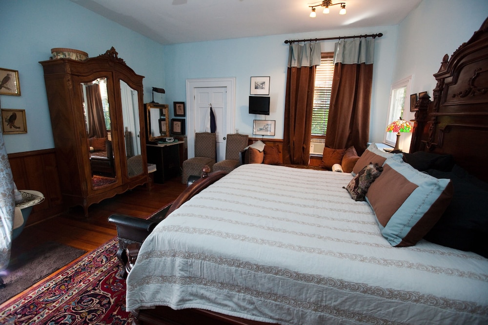 Inn On Poplar Hill