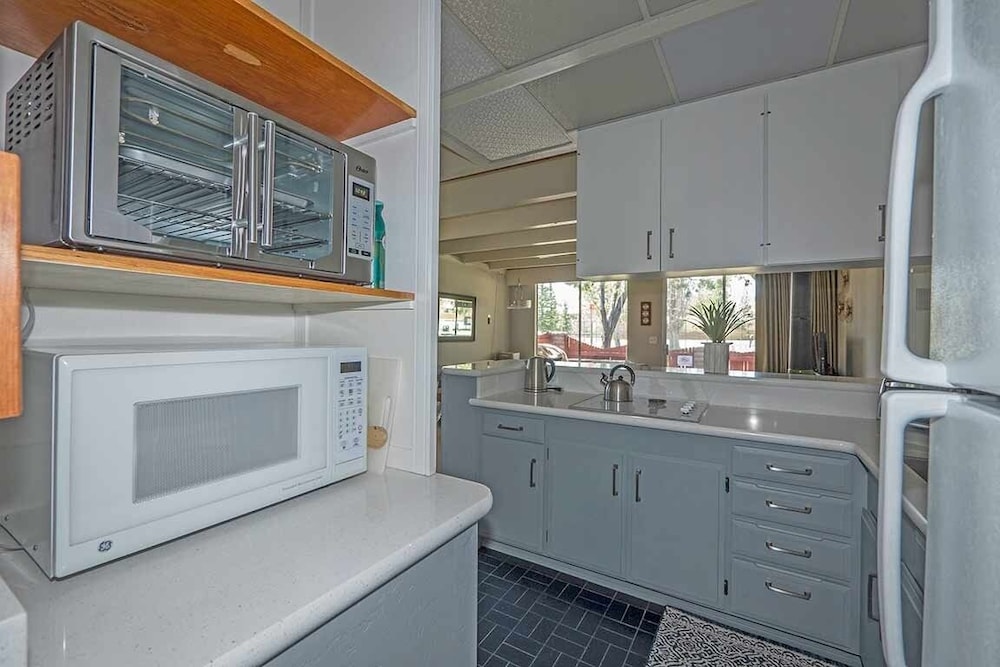 439 Ala Wai, 105 1 Bedroom Condo by RedAwning