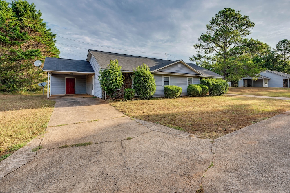 Townhome w/ Porch: 2 Mi to Central Cedartown!