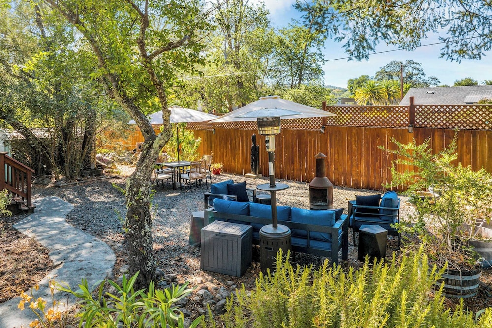 Grapevine Cottage by Avantstay Hobby Vineyard + Firepit