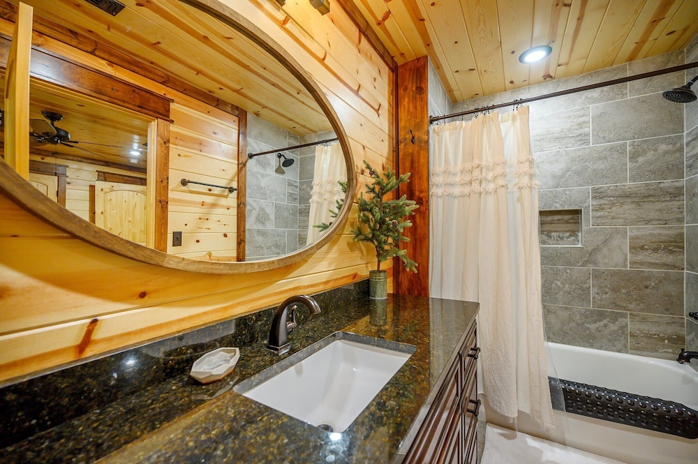 Sugar Mama Cabin for 10!