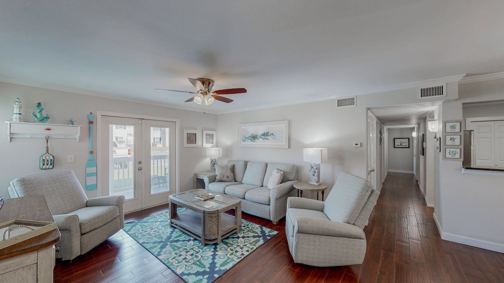 Delightful 3BR Condo Near Gulf Shores With Pool & Hot Tub