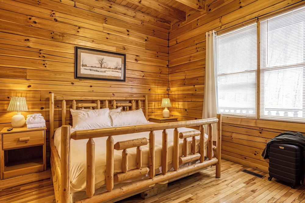 Hot Tub, Game Room, Movie Theater, View Sleeps 18 Lookout Lodge by Avantstay