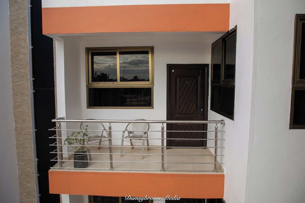 2 Bed Apartment - Parking, Wifi, Aircon view 5