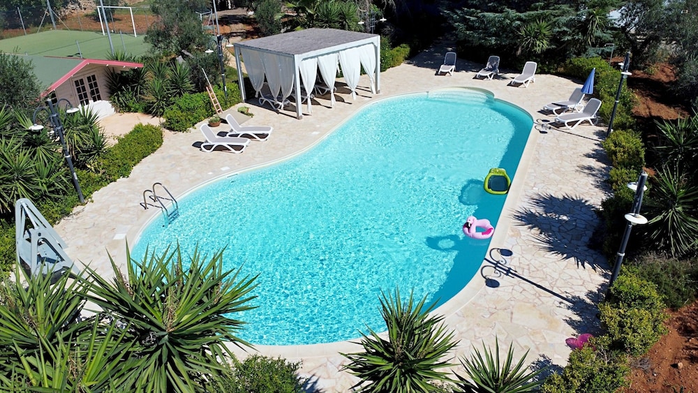 Villa Velisia - Con Ampia Piscina E Campo Da Gioco Privato