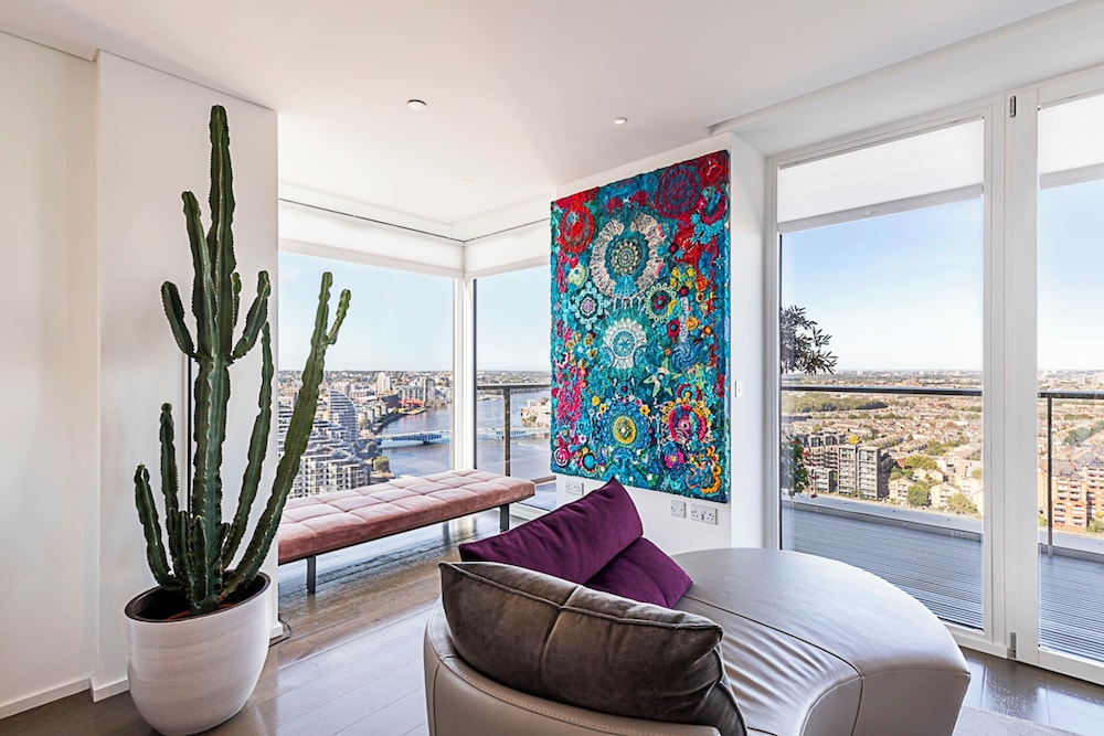Luxurious 3-bed Sky-high Battersea Gem