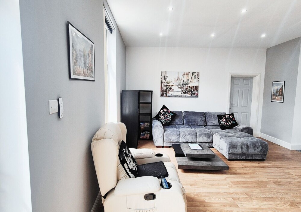 Stylish & Modern 2BR Flat