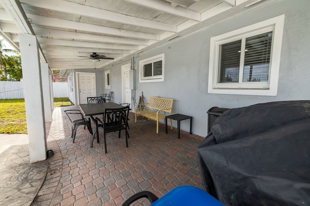 Relax Unwind 4BR Home w Pool in Hollywood