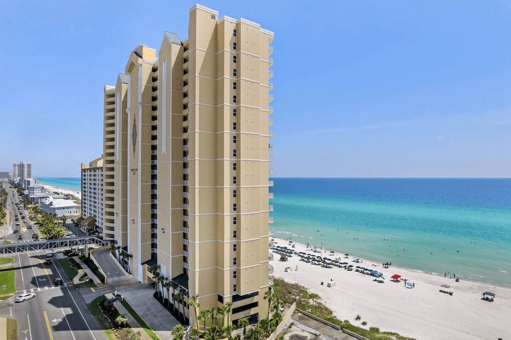 Coastal Hippy Chic by Avantstay Oceanfront, 2 Pools, Beach Chairs Incl