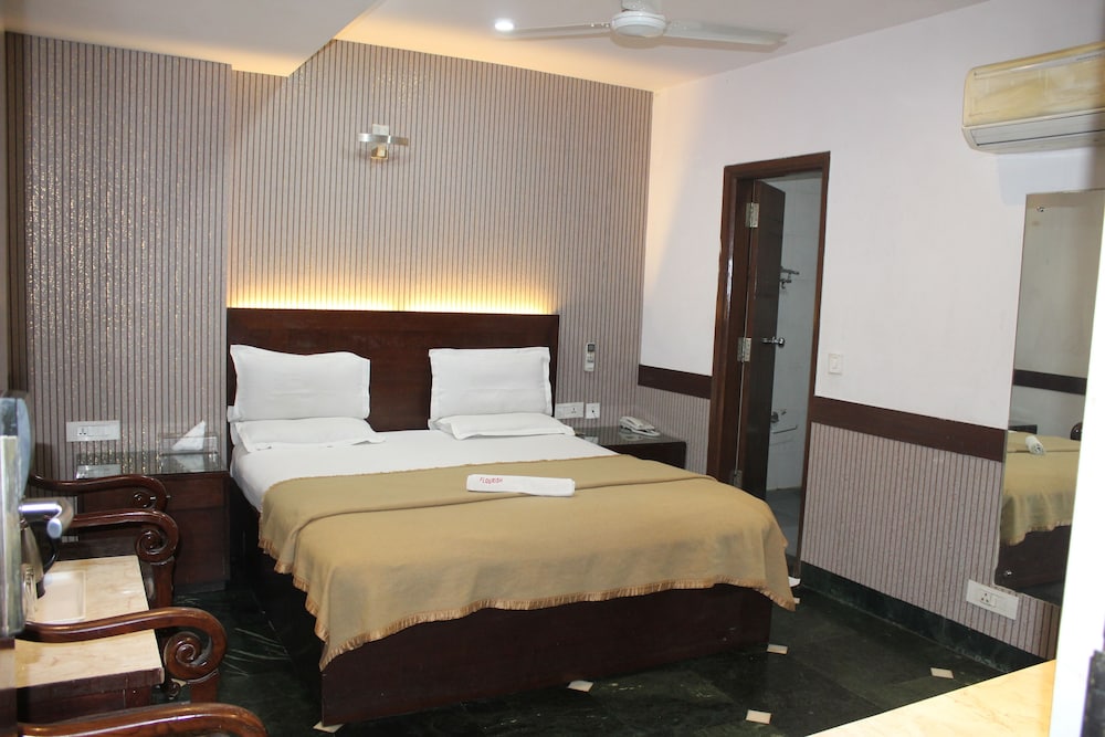 Flourish Inn Saket opposite Max Hospital