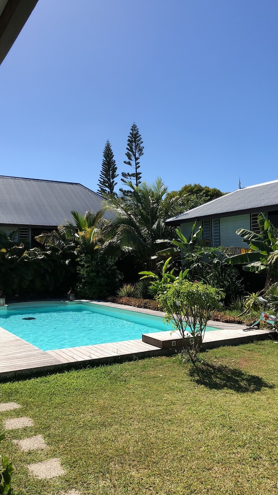 Poé Côté Lagon Beach Bungalows