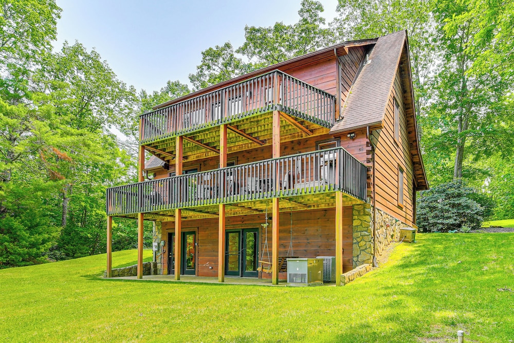 Blue Ridge Mtns Retreat w/ Views, 1 Mi to Parkway!