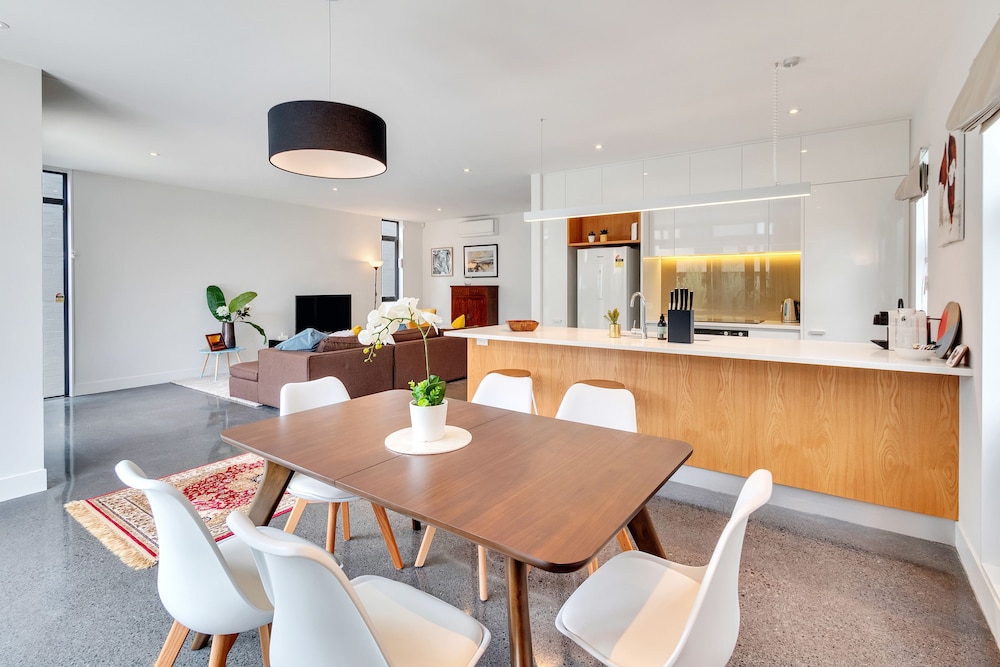 Wonderful Hobsonville Three Bedroom Home photo 3