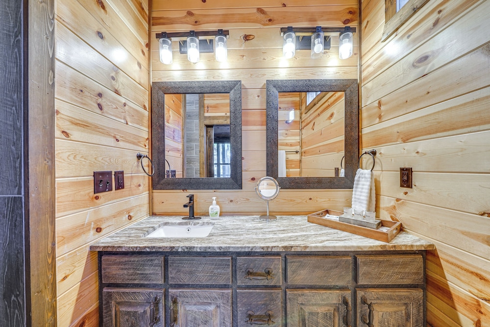 Hot Tub & Game Room: Spacious Cabin in Broken Bow!