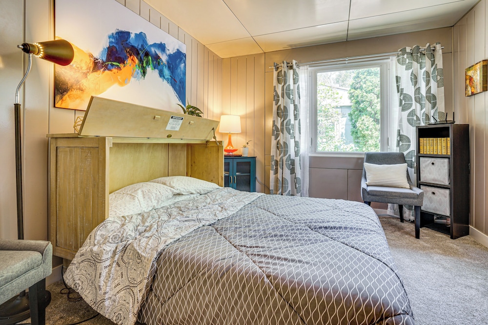 Lustron of the Lakes: Retro MCM Gem in Tangletown