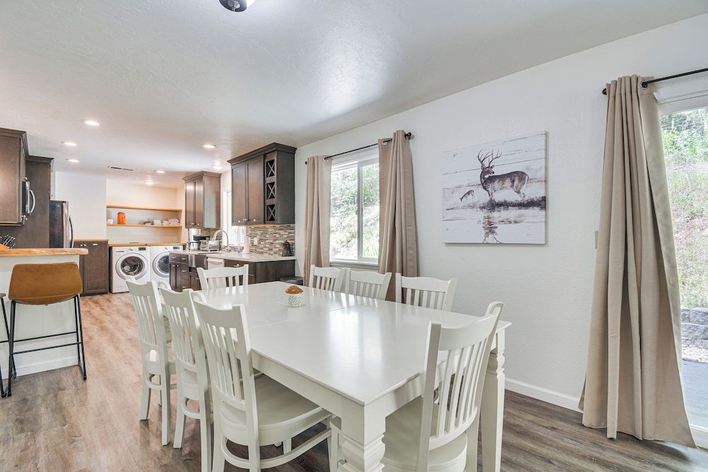 Hike, Boat & More: Cabin w/ Hot Tub in Ahwahnee!