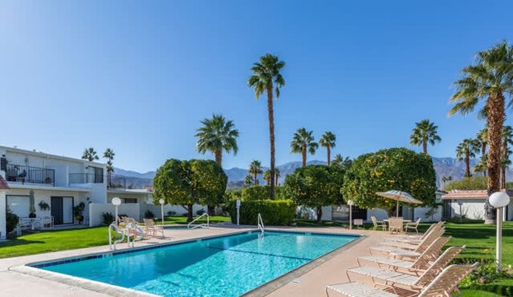 Stylish Condo With Golf Course Views
