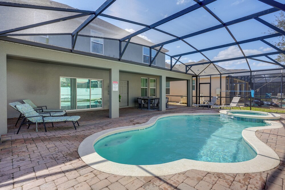 9 Mi to Disney: Group Getaway w/ Lanai & Hot Tub!