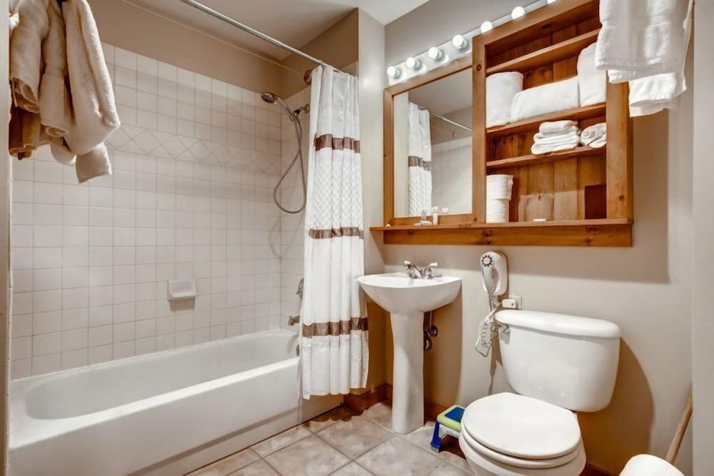 River Run Village 2 Bedroom Condo - 100 yards to slopes, Pool, Hot Tub Access