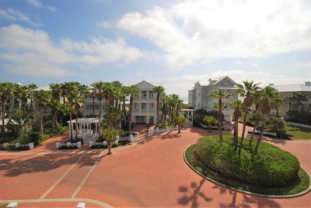 Kar - Private House Just Steps From Beach Access 4 Bedroom Home by RedAwning