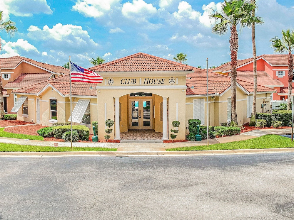 Carpet-free 4BR w/ Pool, 2 Master Bds, Near Disney