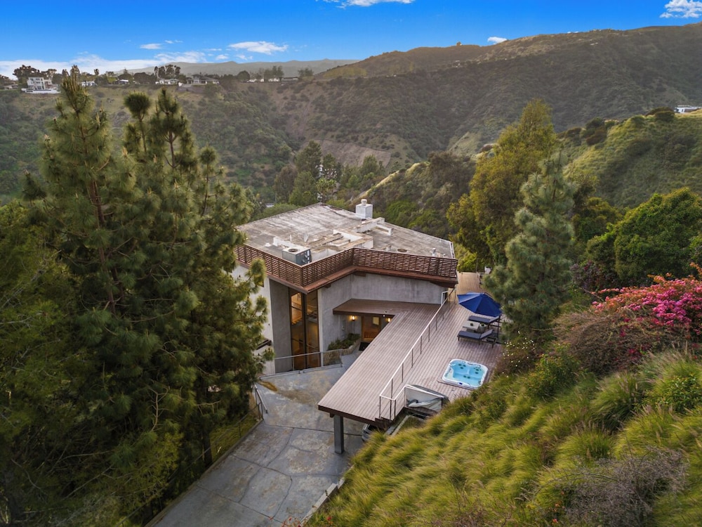 Summitridge - An Elegant Estate With Unobstructed City and Ocean Views