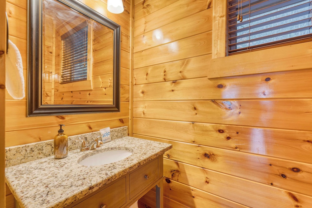 56-guest Retreat Panoramic Views, Hot Tubs, Game Room & Theater Seasonal Outdoor Pool Near Dollywood, Gatlinburg