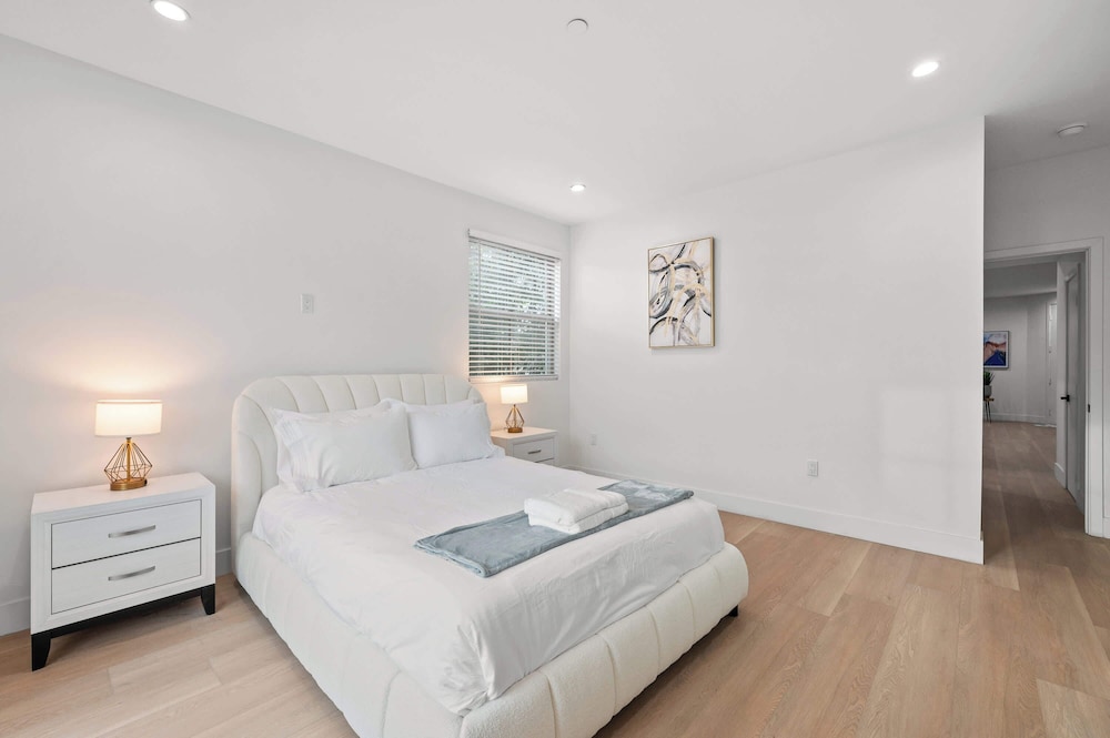 Not Affected by the Fire/modern 5BR Home With Parking, Near LA Attractions #4