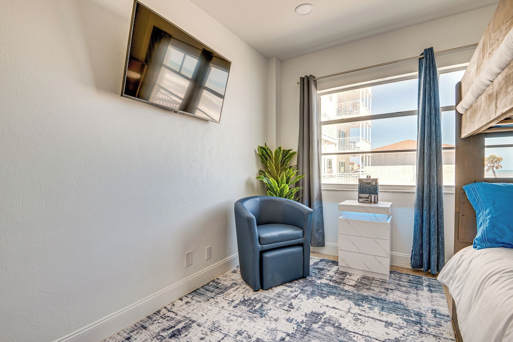 Steps to Ocean: Satellite Beach Condo w/ Balcony