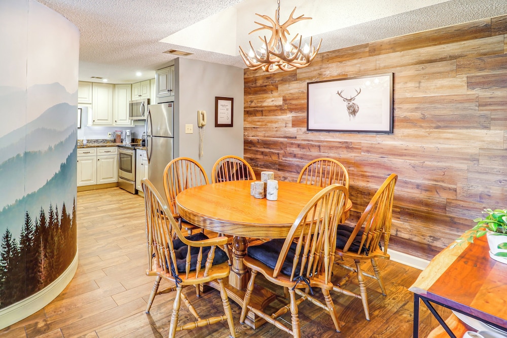 3 Mi to Sugar Mtn Resort: Condo w/ Pool & Hot Tub