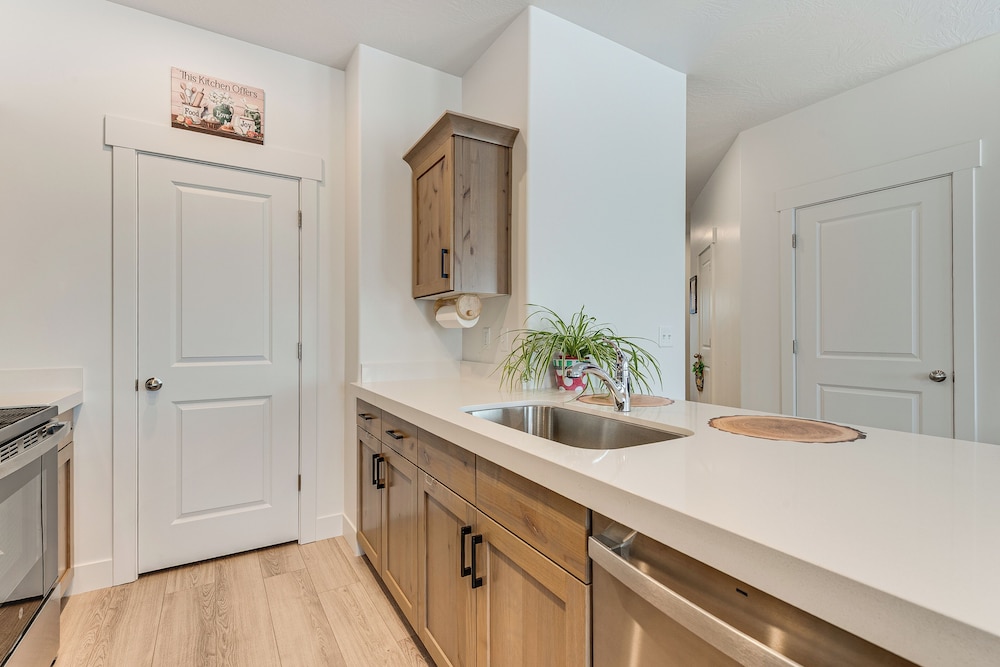 5 Mi to Trails: Townhome in Eagle Mountain