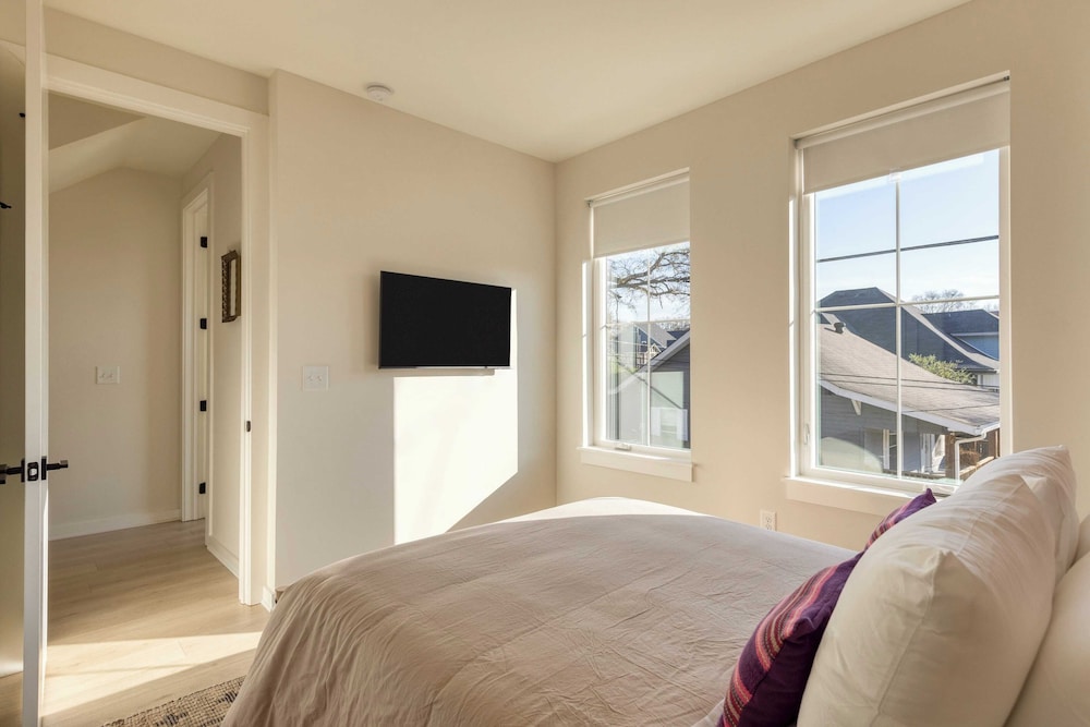 Sleeps 24! 3 Modern 4bdr Townhomes w/ Covered Patios Nashville Group Retreat