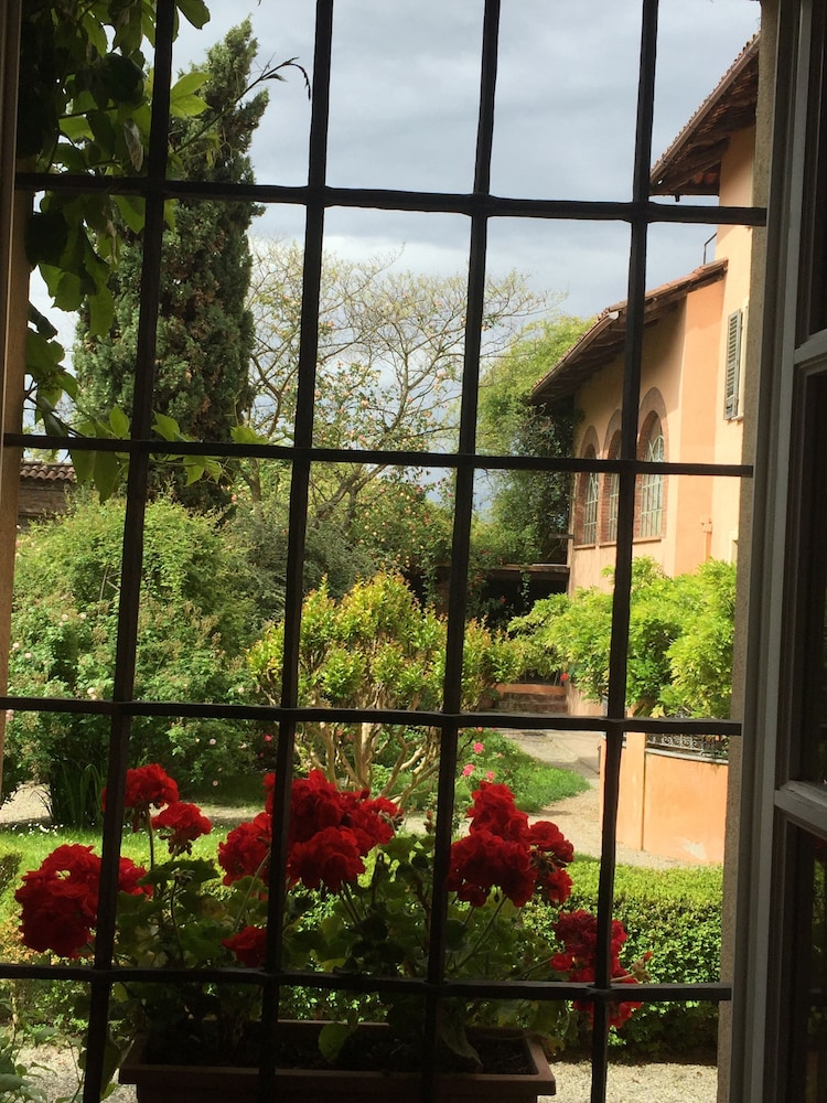 Villa il Palazzo view 3